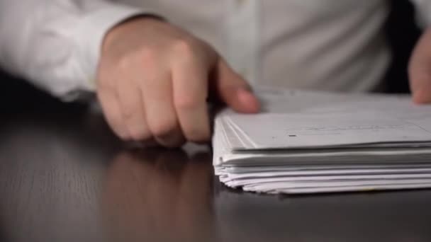 Stapel papieren en vuistmannen. Zakenman krijgt stress en zenuwachtige pech op het werk. Man toont agressie op het werk en slaat zijn vuist op de tafel. — Stockvideo