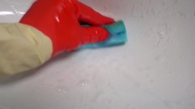 Sünger Yıkama Seramik Lavabosu. Lastik Eldivenli Erkek El Beyaz Yıkama Havzası Temizliyor