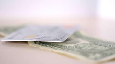 Plastik kartları dolar banknotunun üstüne koymak