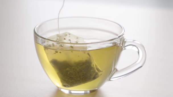 Filiżanka zielonej herbaty izolowane na białym — Wideo stockowe