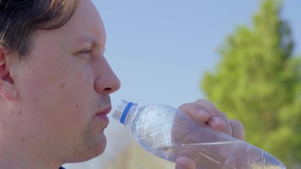 Beba agua limpia de una botella. Apagando la sed. Primer plano — Vídeo de stock