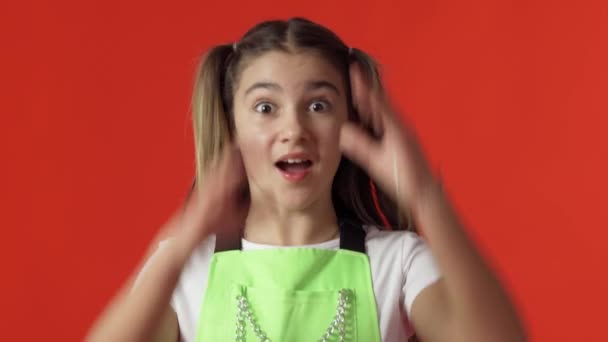 스튜디오에 있는 흥분하고 충격받고 미친 듯웃는 11 살 소녀의 모습 — 비디오