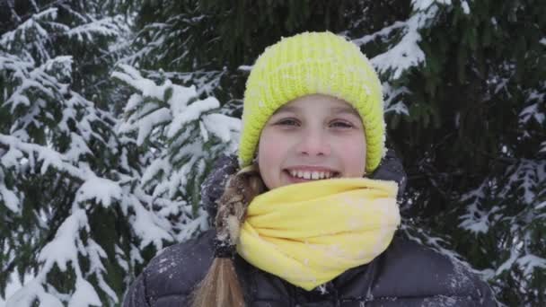Portret szczęśliwej nastolatki w zaśnieżonym parku — Wideo stockowe