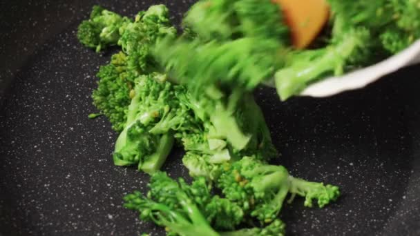 Přetavená brokolice v pánvi. Oběd zeleniny — Stock video