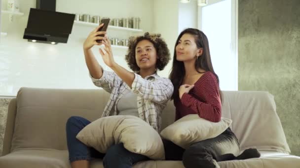 Felice giovani due ragazze, un afro-americano e un asiatico, prendere selfie nella loro casa — Video Stock