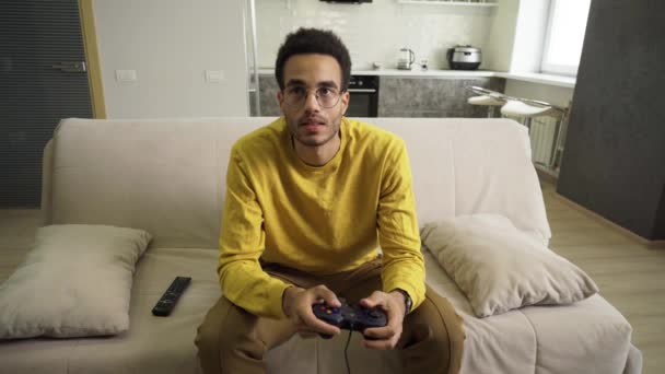 Genç bir Afrikalı konsol oyunu oynuyor — Stok video