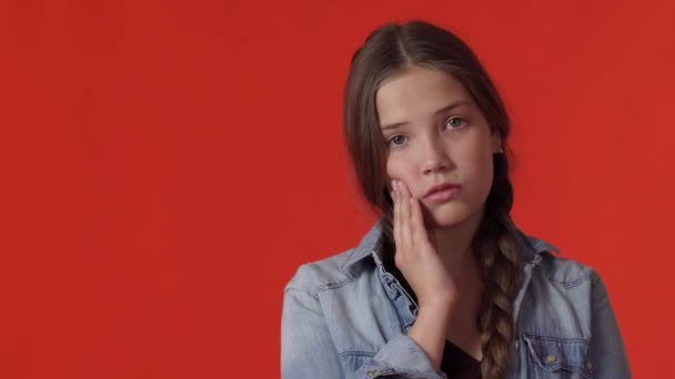 Een tienermeisje lijdt aan kiespijn. — Stockvideo