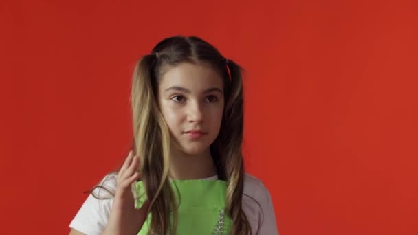 Портрет улыбающейся 11-летней девочки в студии — стоковое видео