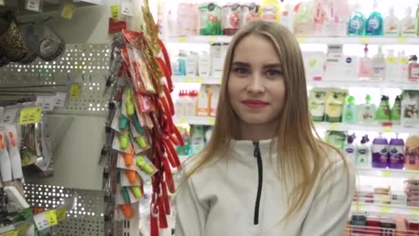 Retrato de una mujer caucásica caminando por el piso de ventas — Vídeo de stock