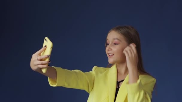 Teenage dívka v drzé oblečení přičemž selfie na telefonu — Stock video