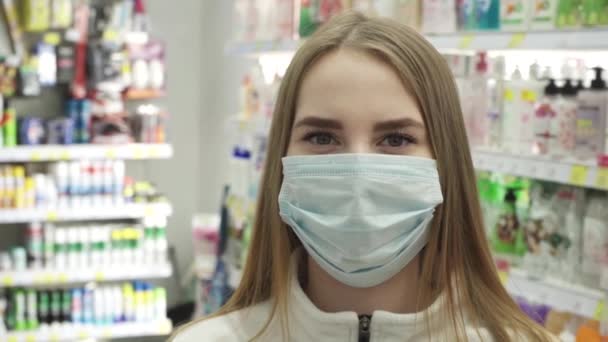 슈퍼마켓의 행복 한 자연 스러운 젊은 여성. 방사상 카메라 — 비디오