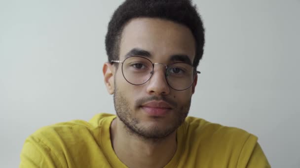 Portrett av en ung afromann med briller – stockvideo