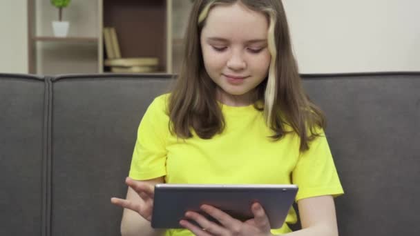 Μια έφηβη που χρησιμοποιεί υπολογιστή tablet στο σπίτι — Αρχείο Βίντεο