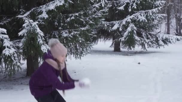 Счастливая девочка-подросток бросает свежий снег в воздух — стоковое видео