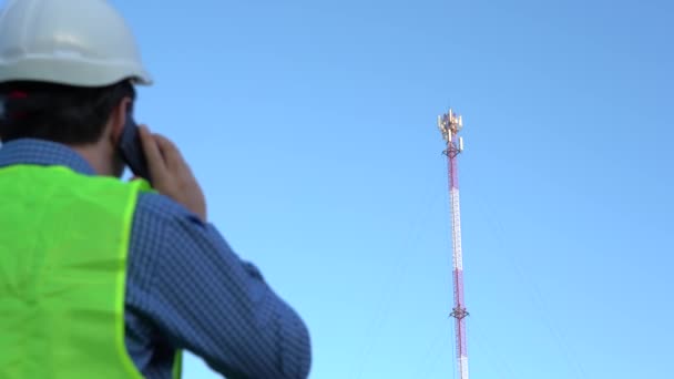 Ingeniero celular junto al mástil — Vídeo de stock