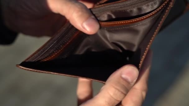 Bir adam parasız boş bir cüzdan gösterir. İflas konsepti — Stok video