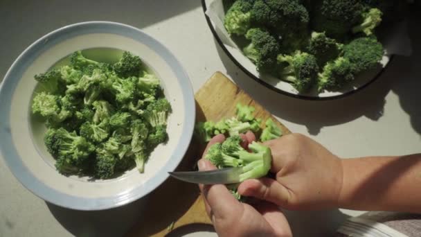 Cortar el brócoli fresco en la mesa de la cocina — Vídeos de Stock