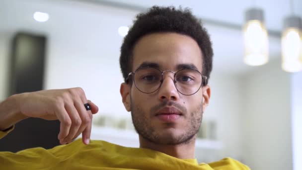 Egy szemüveges afro-amerikai diák portréja — Stock videók