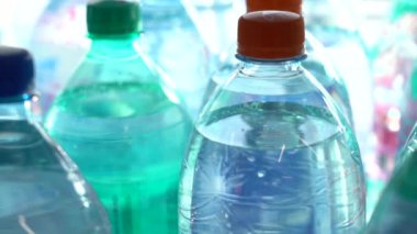 Plastik şişelerde bolca temiz içme suyu var..