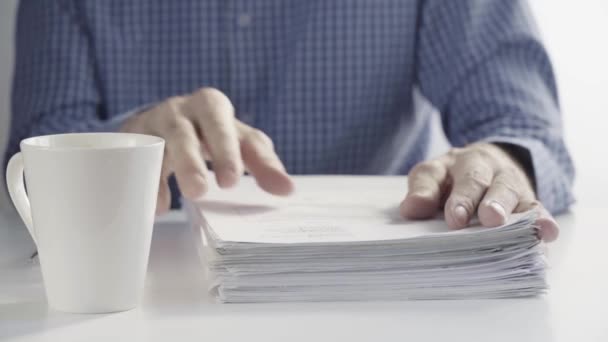 Руки клерков работают с бумажными файлами — стоковое видео