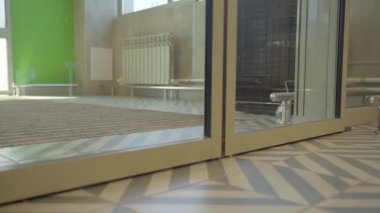 Mağazanın girişinde kendi kendine kayan kapılar. Yakın plan.