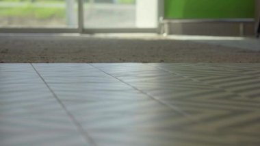 Mağazanın girişinde kendi kendine kayan kapılar. Yakın plan.