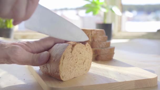 Cortando um pão de pão na cozinha — Vídeo de Stock