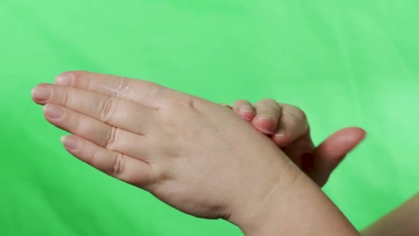 Stretching hand cream on a green background — Stockvideo