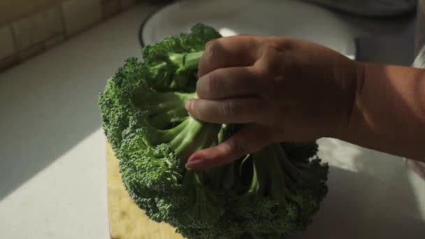 Cortar el brócoli fresco en la mesa de la cocina — Vídeos de Stock