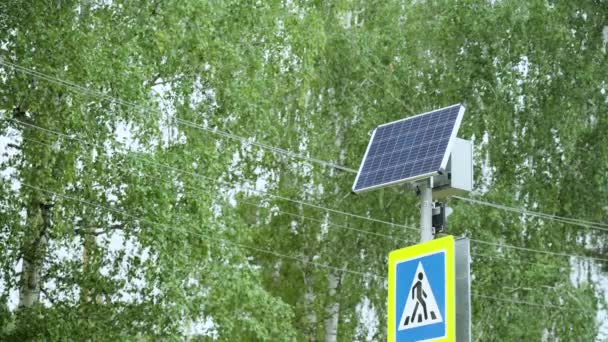 Paneles solares y señales de tráfico con semáforo amarillo intermitente incorporado. Primer plano — Vídeos de Stock