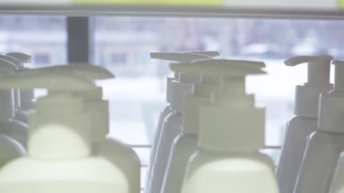 Üst üste hijyenik sıvı kutuları olan plastik şişeler.
