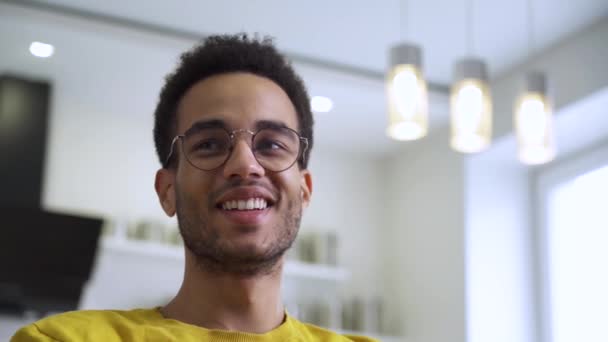 Un jeune homme afro-américain heureux à l'intérieur — Video