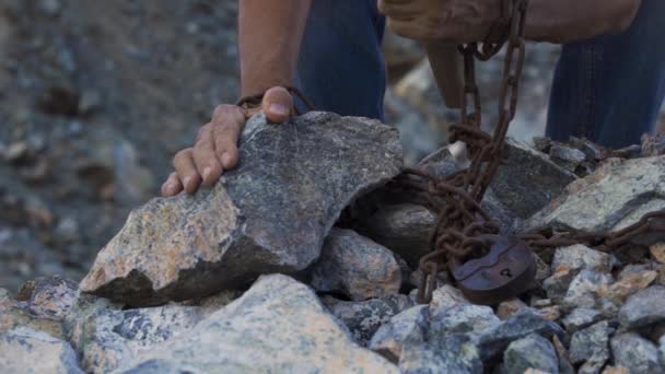 Schiavo che lavora in una cava. Le mani dei detenuti tengono un martello. — Video Stock