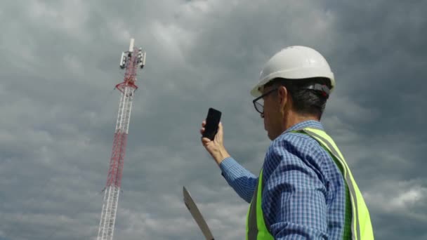 Ingénieur en télécommunications vérifiant le signal d'une tour de télécommunications — Video