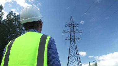 Elektrik mühendisi elektrik hatlarını denetleyerek çalışır.