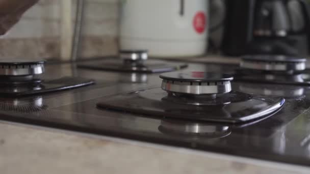 Cleaning and tidying the household gas stove — Stock Video