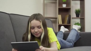 Şanslı kız tablet bilgisayarında video izliyor.