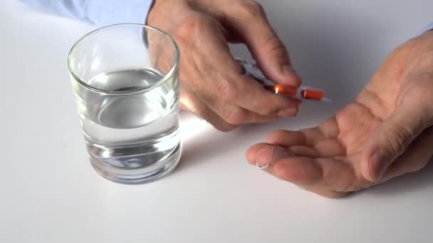 A pílula na mão do homem mais velho — Vídeo de Stock