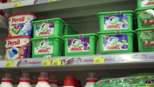 Yekaterinburg, Russia - December 2021: Shelves in the store with different laundry gels and washing powder - Persil, Ariel, Tide. Pan — Αρχείο Βίντεο