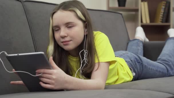 Τυχερή κοπέλα βλέποντας βίντεο στον υπολογιστή tablet της — Αρχείο Βίντεο