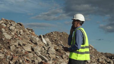 Mühendis, kaldırılan inşaat atığı miktarını tahmin ediyor.