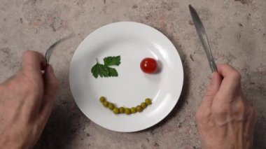 Yemek boyunca erkek eli. Üst görünüm