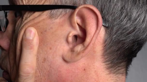 El oído de un anciano en primer plano. Canal del oído, vista lateral — Vídeo de stock
