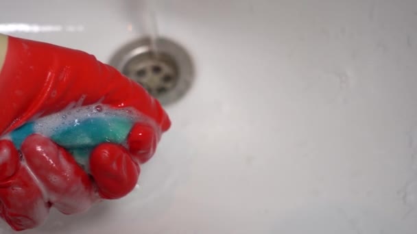Eine behandschuhte Hand wäscht die Spüle. Nahaufnahme — Stockvideo