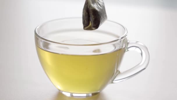 Taza de té verde aislada sobre blanco — Vídeos de Stock