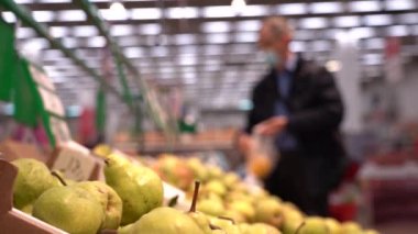 Süpermarkette taze meyve, yakın plan. Alışveriş yapan kişi yemek pişirmek için taze bir malzeme alır..