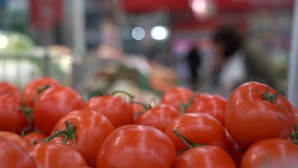 Tomatoes in the supermarket close-up — Wideo stockowe