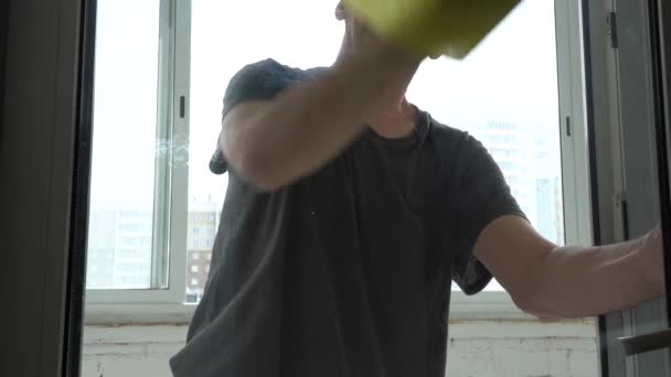 Tangan laki-laki mencuci jendela dengan kain. Pekerjaan rumah tangga, membersihkan. — Stok Video
