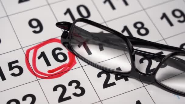 De datum wordt gemarkeerd in het rood op de kalender — Stockvideo
