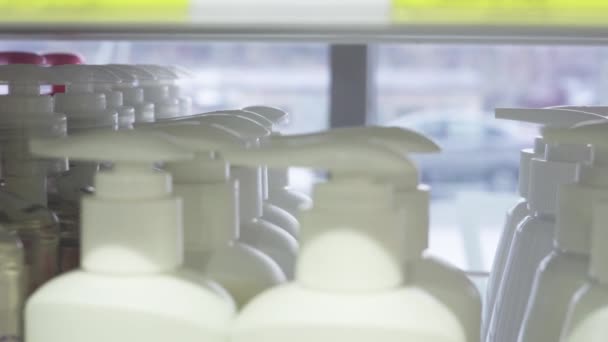 Frascos de plástico con dispensadores de líquidos higiénicos en fila — Vídeos de Stock